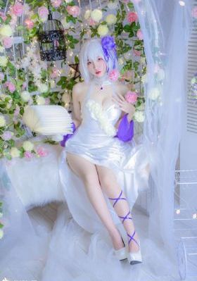 刷子刷女生子脚底心羽毛